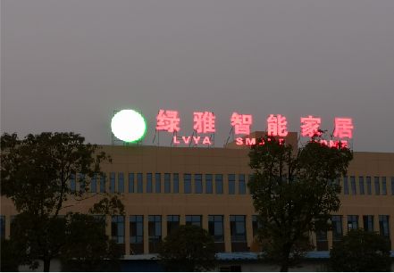 德保楼顶冲孔发光字是怎么安装的?