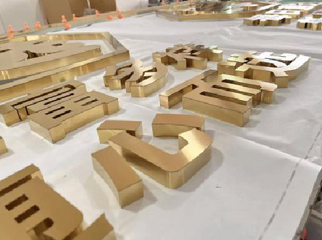 德保拉丝不锈钢字的特点。