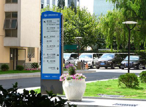 德保传统的学校标识系统有什么问题？